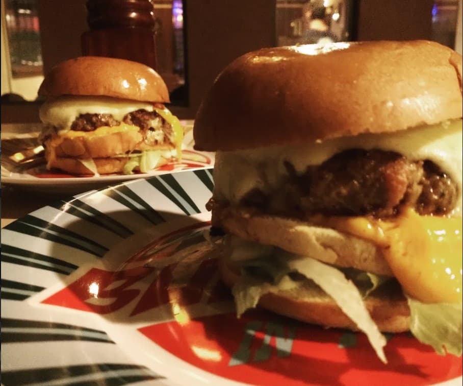 Santa Insônia Karaokê e Hamburgueria